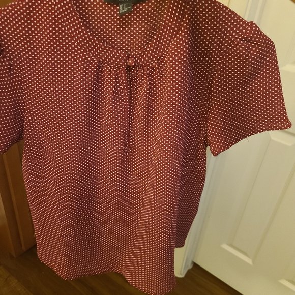 NWOT F21 keyhole polka dot burgundy top - Picture 5 of 10